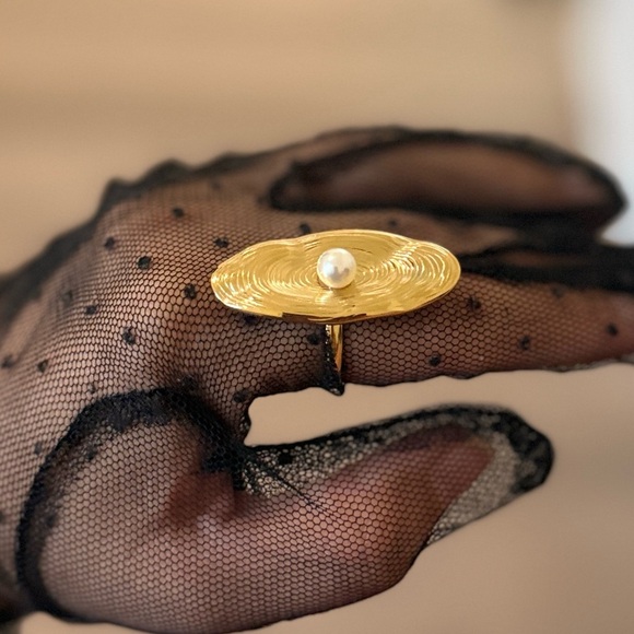 ✨ Gold Statement Ring with Pearl Accent ✨ - Picture 11 of 12